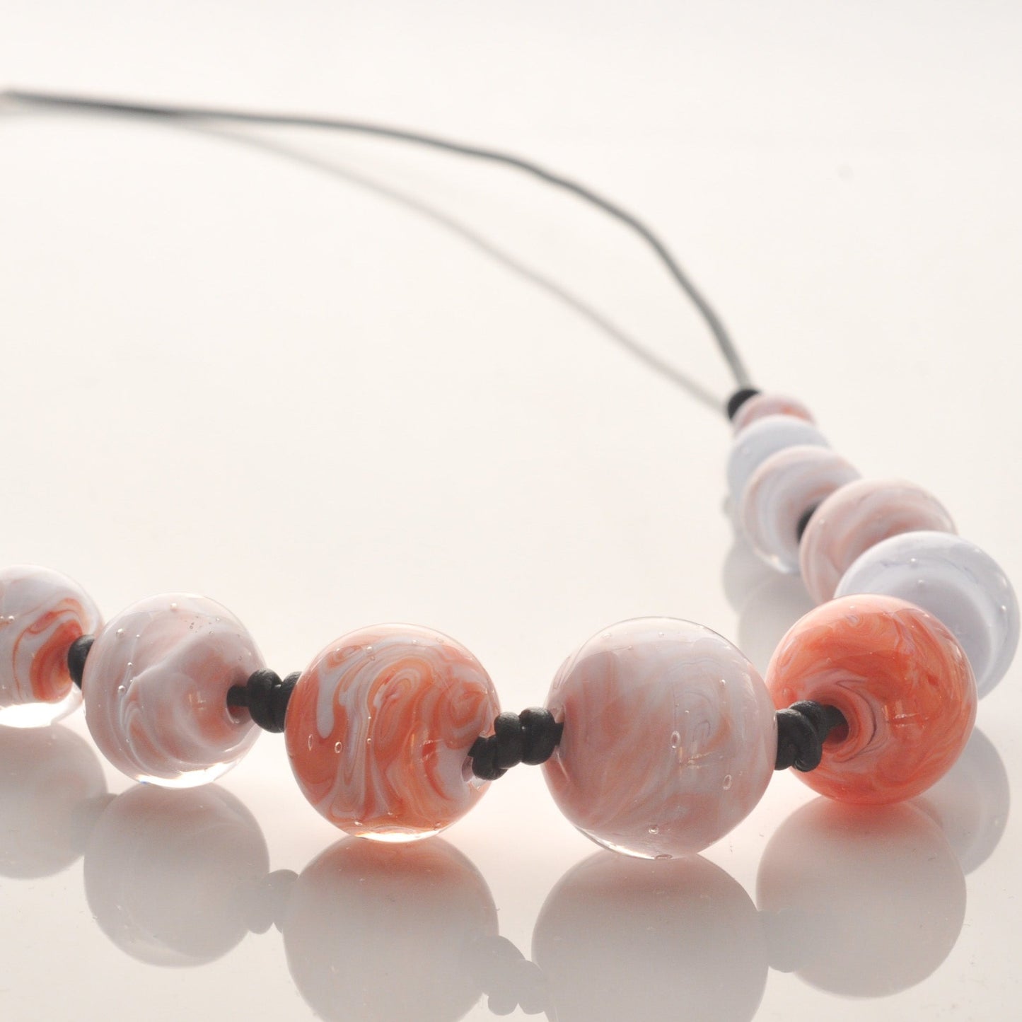 Graduated necklaces: Knotted