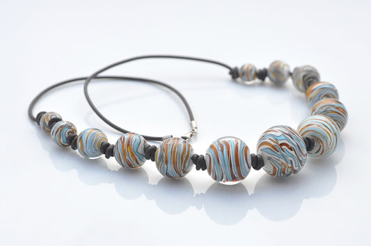 Graduated necklaces: Knotted