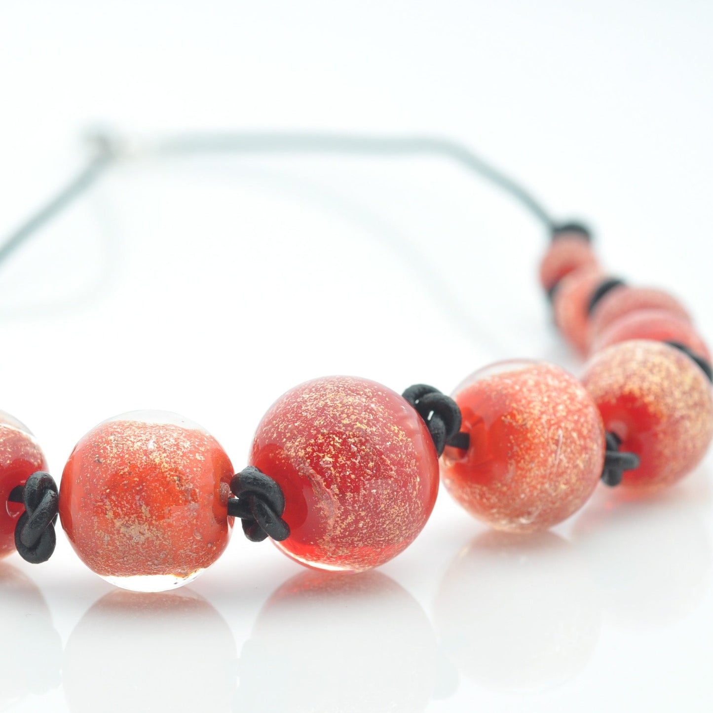 Graduated necklaces: Knotted