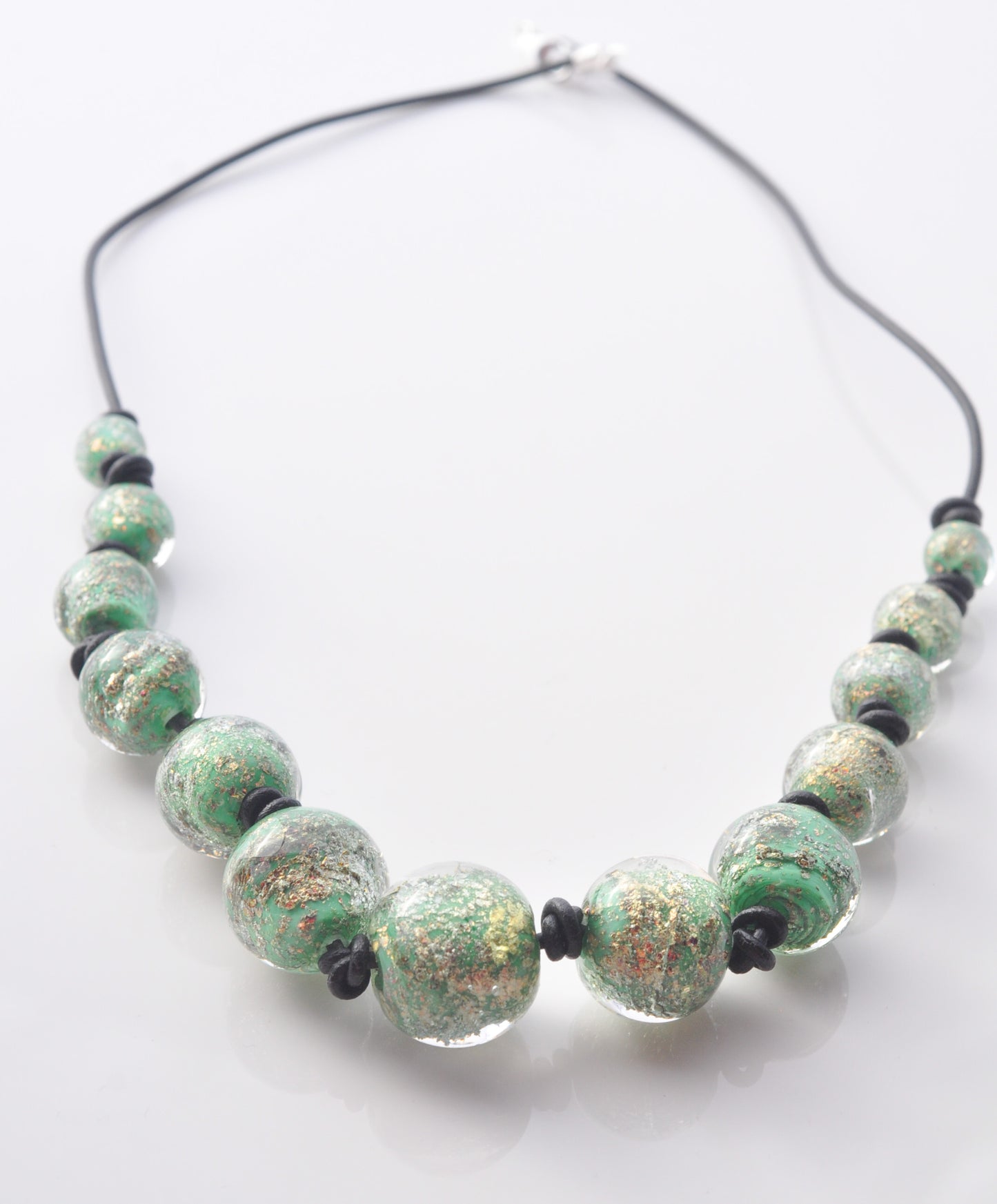 Graduated necklaces: Knotted